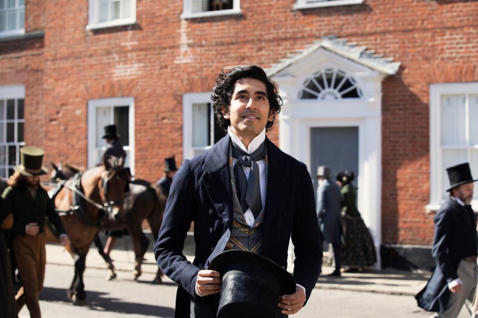 Der Anzug steht ihm inzwischen besser - und die Filme passen auch noch immer: Für seine Hauptrolle in "Lion" war Dev Patel für den Oscar nominiert, zuletzt sah man ihn in der Charles-Dickens-Verfilmung "David Copperfield - Einmal Reichtum und zurück" (Bild). (Bild: Universal / eOne)