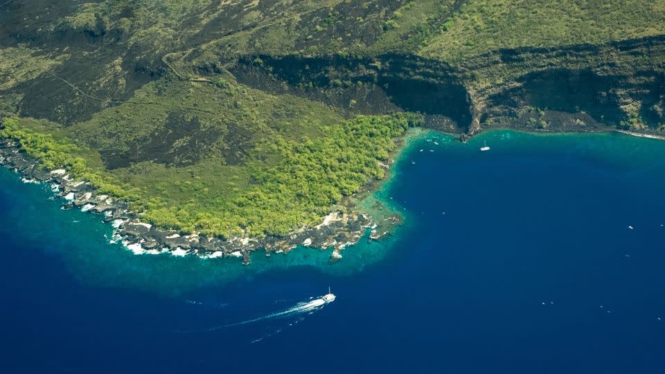 Kealakekua Bay offers awesome kayaking, snorkeling and Hawaiian history on the island of Hawaii. - phdpsx/iStockphoto/Getty Images