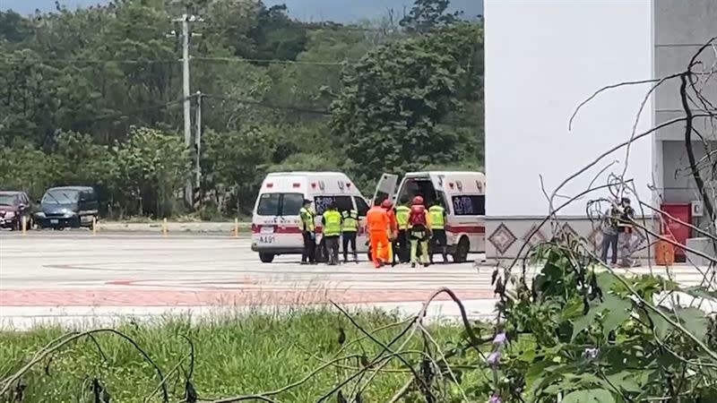 救援直升機飛抵台東，獲救的民眾立即送醫檢查。（圖／翻攝畫面）