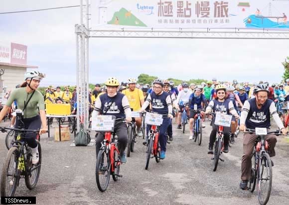 極點慢旅的極南點鵝鑾鼻燈塔自行車活動，十日上午熱情展開。