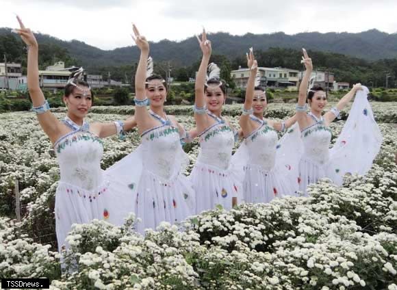 銅鑼杭菊芋頭節「食八銅人」行銷農特產十日登場季節限定「菊月」賞花海美景。（記者江乾松攝）