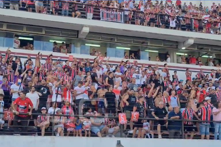 La platea estalla de bronca por el enésimo incidente en la barra de Chacarita y exige 