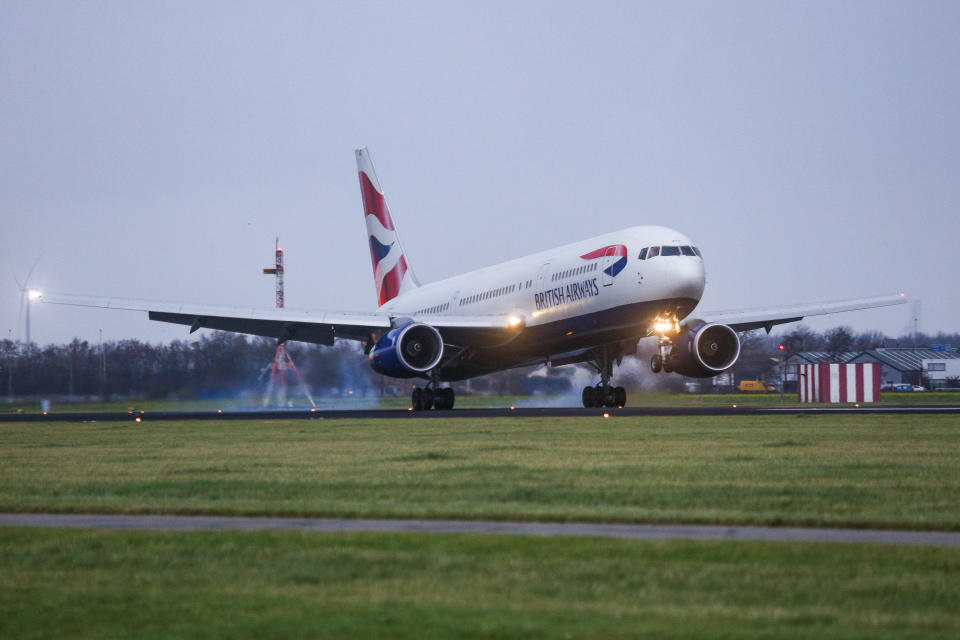 <p>Noch kürzer ist die Strecke zwischen Amsterdam und London. Die nur 380 Kilometer fliegt man in unter einer Stunde. Ein Kurztrip für 13.170 Flugzeuge. </p>