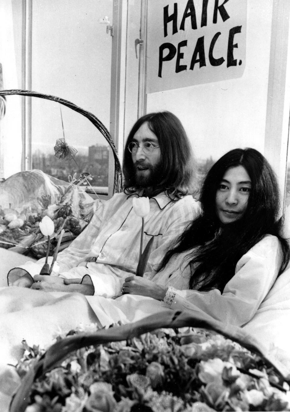 ARCHIVO - John Lennon y su esposa Yoko Ono durante una protesta en cama en la habitacoón 902, la suite presidencial del hotel Hilton en Ámsterdam el 25 de marzo de 1969. El álbum "Gimme Some Truth" con 36 canciones de Lennon fue lanzado el 9 de octubre de 2020 para celebrar el cumpleaños 80 del músico. (Foto AP, archivo)