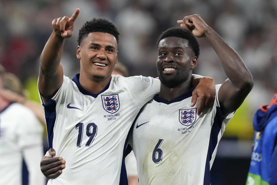 El inglés Ollie Watkins celebra con su compañero Marc Guehi tras ganar el duelo de semifinal ante Holanda en la Euro 2024 el miércoles 10 de julio del 2024. (AP Foto/Frank Augstein)