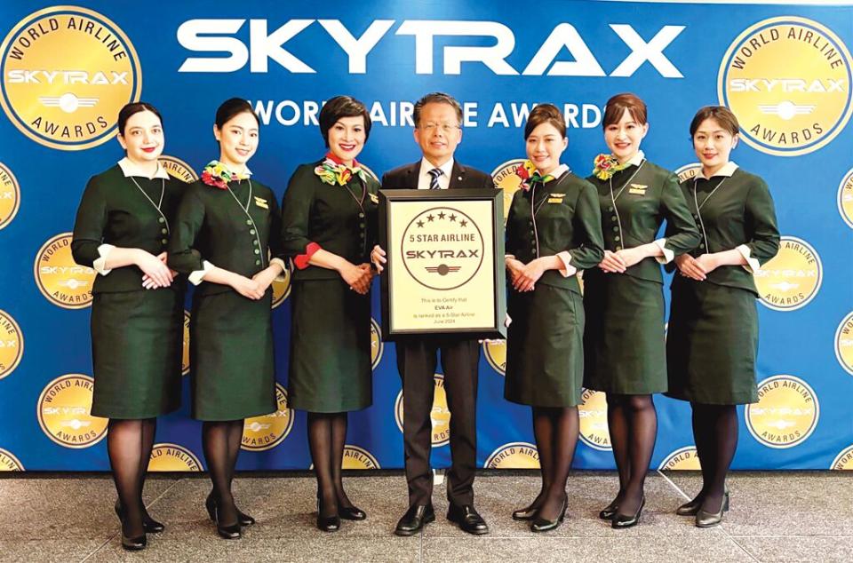 SKYTRAX公布「2024年全球航空公司大獎」，長榮航空連續9年榮獲五星級航空公司殊榮，並入選「全球十大最佳航空公司」第8名，長榮航空總經理孫嘉明(中)出席頒獎。圖／長榮航空