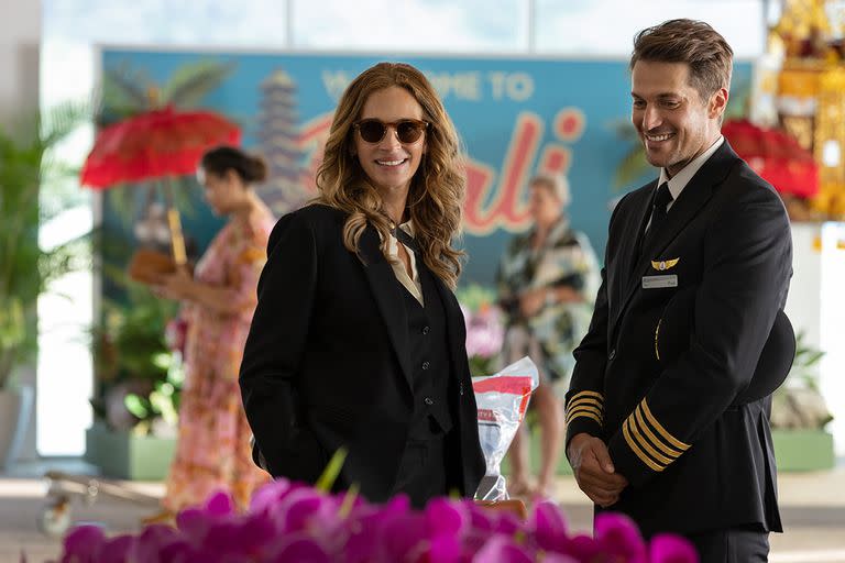 Lucas Bravo, el galán francés de Emily en París, es aquí el novio piloto del personaje de Julia Roberts