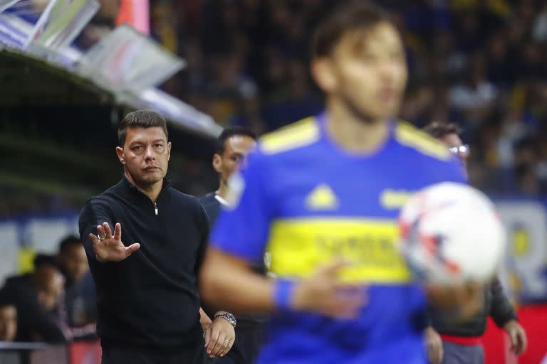 Sebastian Battaglia, DT de Boca, en un partido ante Barracas Central, en La Bombonera; el Consejo de Fútbol xeneize le puso punto final al ciclo del entrenador, que tenía contrato hasta fin de año