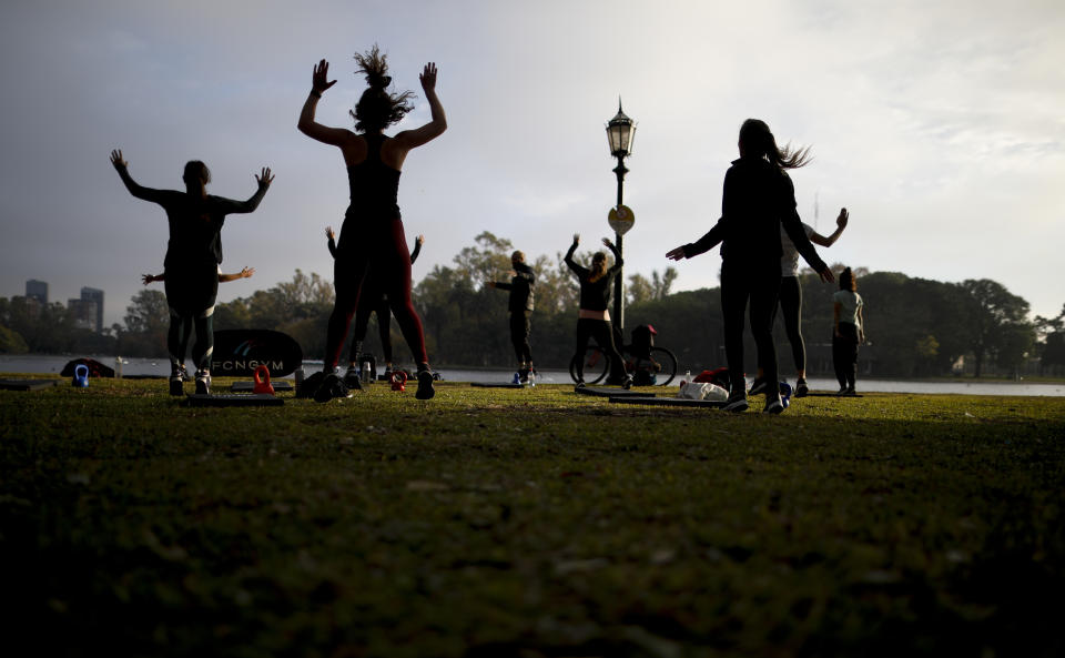 Personas hacen ejercicio en un parque en medio de la pandemia de COVID-19 en Buenos Aires, Argentina, el miércoles 2 de junio de 2021. (AP Foto/Natacha Pisarenko)