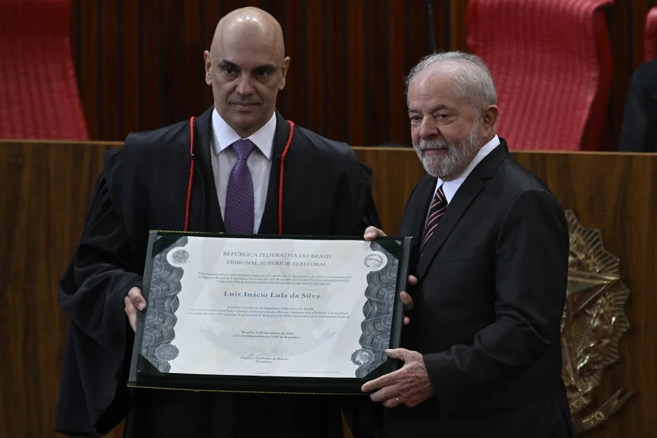 Presidente eleito Lula recebe o diploma do presidente do TSE Alexandre de Moraes na cerimônia de diplomação, em Brasília, em 12 de dezembro de 2022 (Foto: Anadolu Agency via Getty Images / Mateus Bonomi)