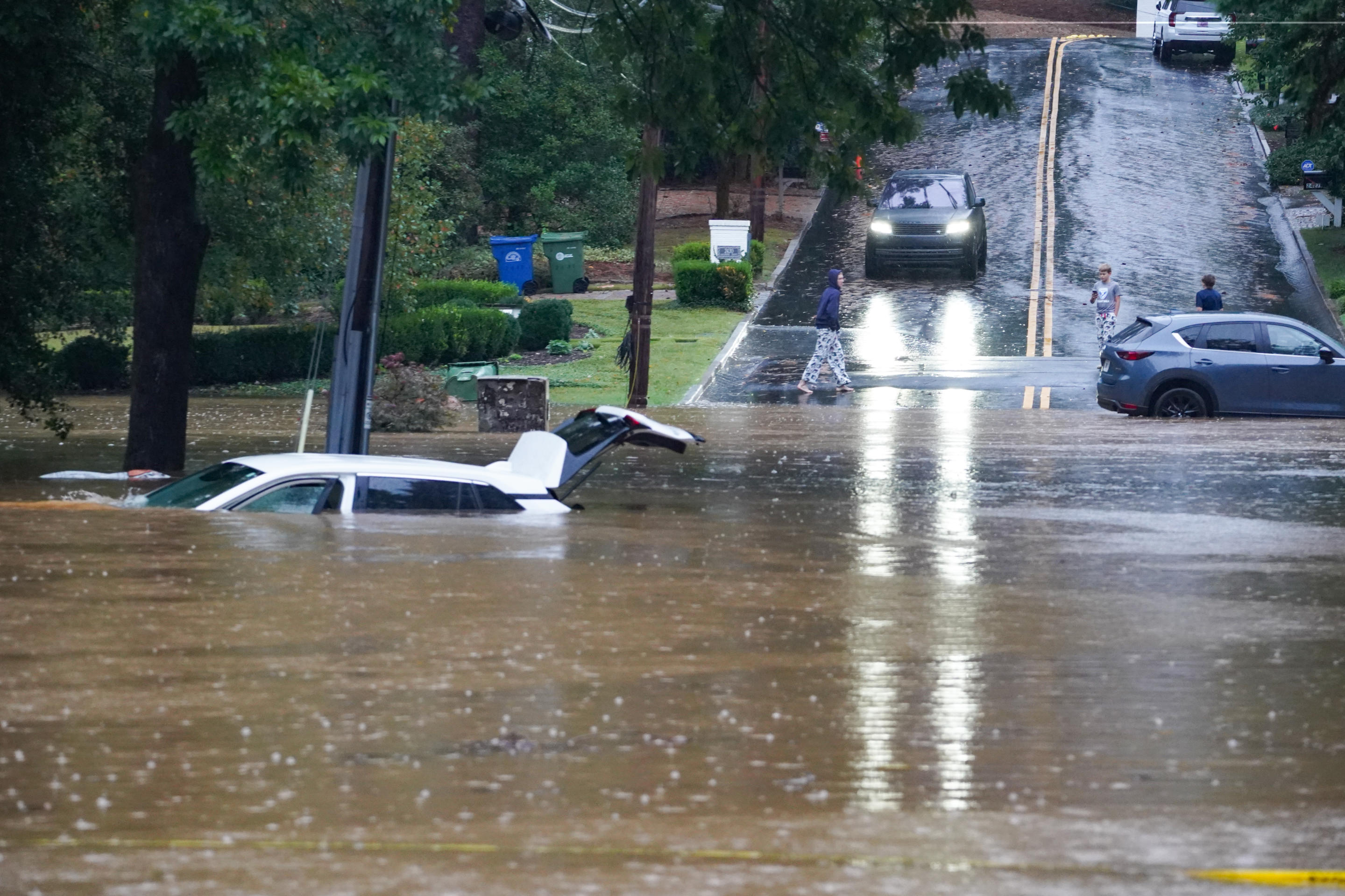 Las calles están inundadas cerca de Peachtree Creek después de que el huracán Helene trajo fuertes lluvias durante la noche el 27 de septiembre de 2024 en Atlanta, Georgia. (Foto de Megan Varner/Getty Images)