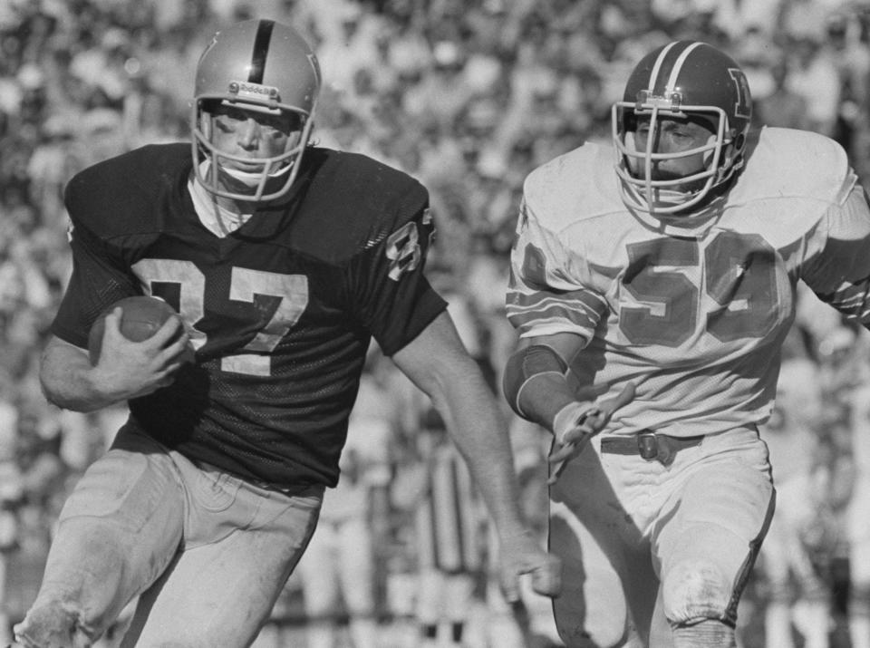 Hall of Fame tight end Dave Casper carries the ball during a 19-6 win against the Denver Broncos on Oct. 31, 1976.