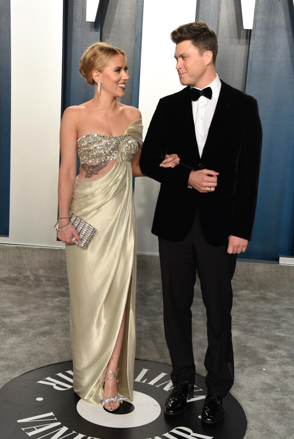 Scarlett Johansson (L) and Colin Jost attend the 2020 Vanity Fair Oscar Party