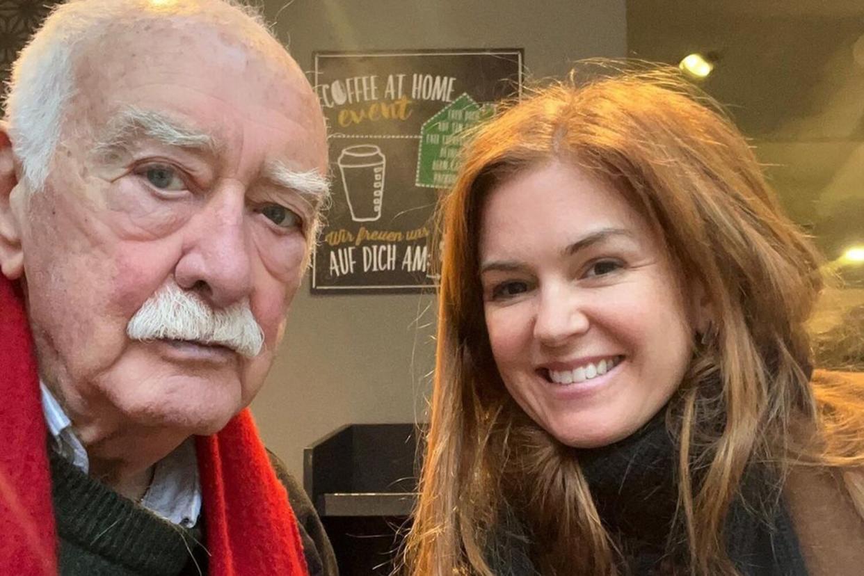 Isla Fisher Mourns the Death of Her Dad: ‘Thank You for Being the Greatest Father’