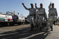 La Guardia Nacional marcha en el cruce fronterizo en Ciudad Hidalgo, México, el viernes 17 de enero de 2020. (AP Foto/Marco Ugarte)