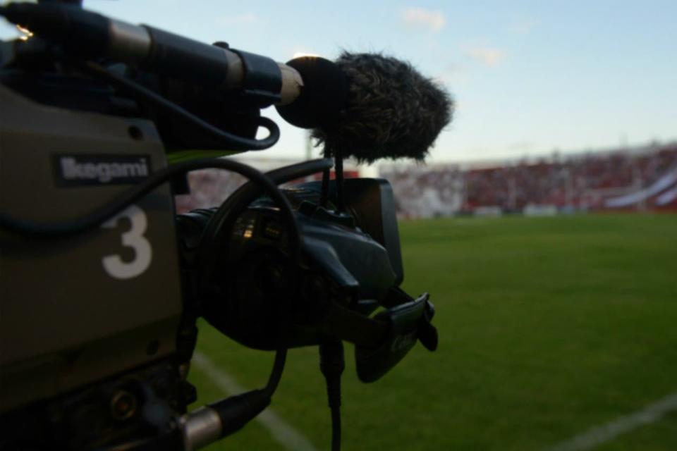 AFA y Liga mantienen reuniones contra reloj para asegurar la televisación de los partidos de la Copa de la Liga, que arranca con Gimnasia vs. Patronato en La Plata.