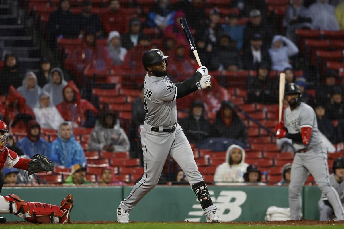 Red Sox strand a dozen base runners in narrow setback to White Sox - The  Boston Globe