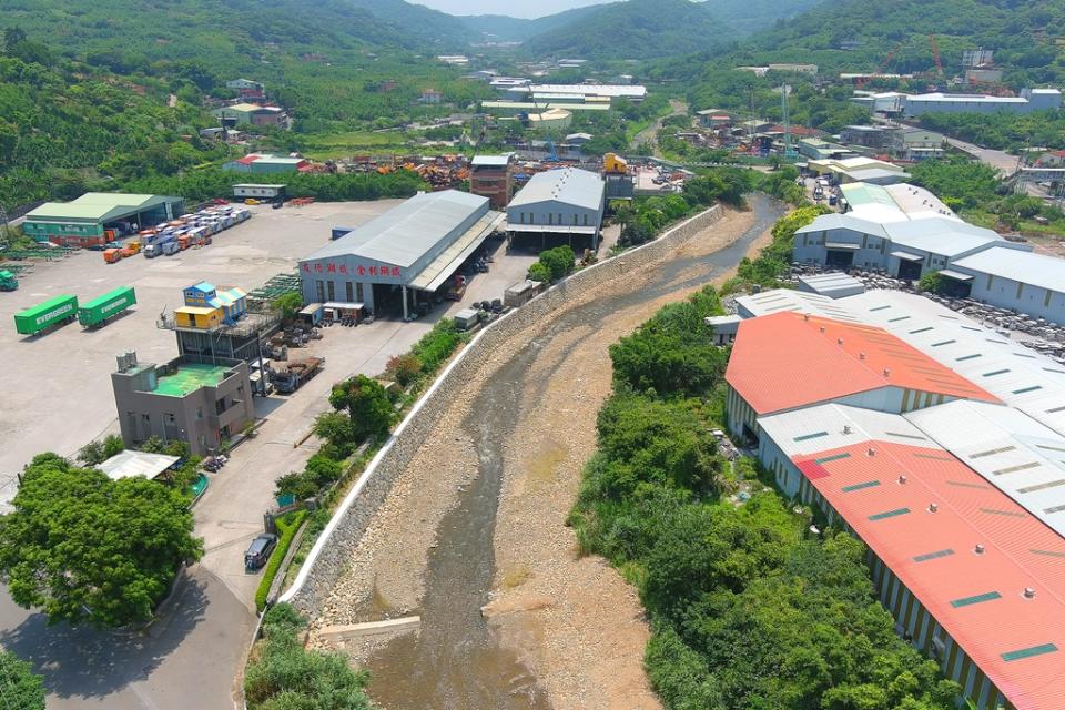 《圖說》自然的河岸環境與風景為當地多了一條河岸步道。〈水利局提供〉