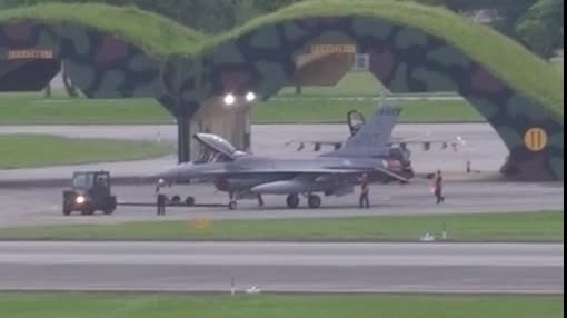 F16V戰機機身蒙皮發現不明受損。（圖／民眾提供）