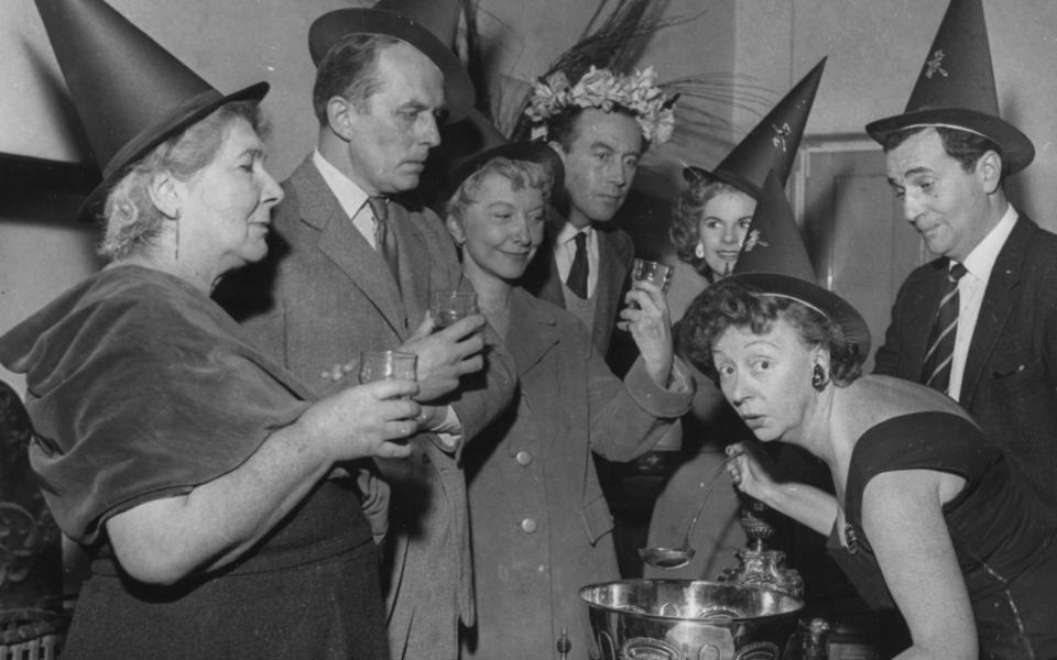 Eine gute Halloween-Party braucht eine ordentliche Bowle, das wusste man schon 1958. Der süße Antreiber aus der Schüssel zum Start und zwischendurch ist und bleibt unentbehrlich. Mit dem Blood Feud Punch wird's schön blutig ... (Bild: 2016 Keystone/Hulton Archive/Getty Images)