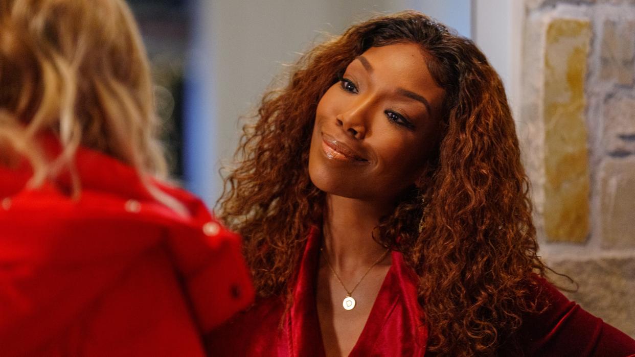  Heather Graham and Brandy Norwood talking in Best. Christmas. Ever!. 
