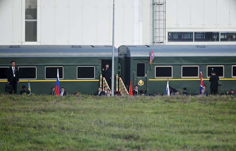 El líder de Corea del Norte, Kim Jong Un, saluda mientras sube a un tren tras su reunión con el presidente ruso, Vladímir Putin, en el cosmódromo de Vostochny, a las afueras de la ciudad de Tsiolkovsky, a unos 200 kilómetros (125 millas) de la ciudad de Blagoveshchensk, en la región de Amur, en el extremo oriental de Rusia, el miércoles 13 de septiembre de 2023. (Pavel Byrkin, Sputnik, Kremlin Pool Photo vía AP)