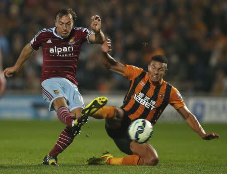 West Ham United's Mark Noble (L) shoots past Hull City's Jake Livermore during their English Premier League soccer match at the KC Stadium in Hull, northern England September 15, 2014. REUTERS/Andrew Yates