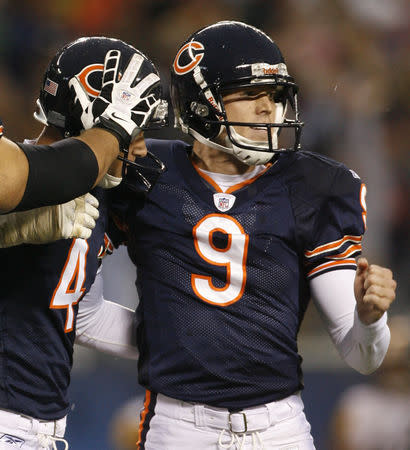 FILE PHOTO: Chicago Bears Brad Maynard (4) congratulates Robbie Gould (9) after his game-wining kick against Pittsburgh Steelers during the fourth quarter of their NFL football game in Chicago September 20, 2009. REUTERS/John Gress