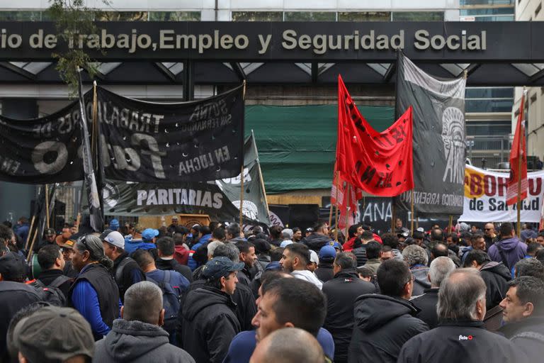 Sindicalistas del Sutna, apoyados por piqueteros del Polo Obrero, hoy en el ministerio de Trabajo