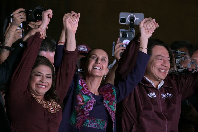 La presidenta electa Claudia Sheinbaum junto a la candidata a alcalde de Ciudad de México, Clara Brugada 