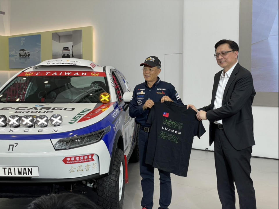 新任納智捷總經理李應生（右），以及將駕駛n7征戰2024亞洲拉力賽的「亞洲車神」陳和皇（左）。