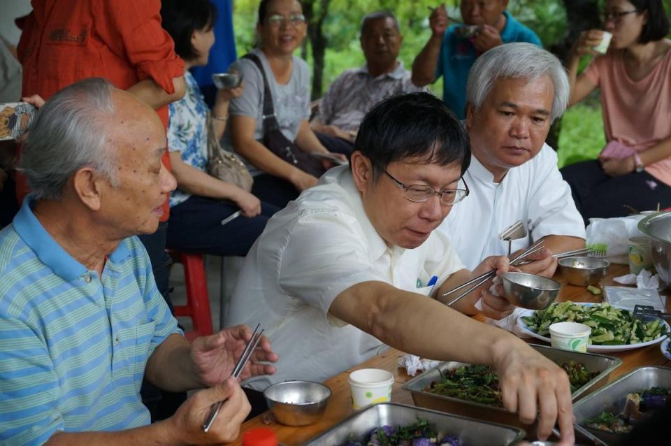 民眾黨總統參選人暨黨主席柯文哲日前批評，前農業部長陳吉仲推動的農民保險是「大撒幣」政策，卻將「農民保險」說成「農業保險」，引發爭議。   圖：取自吳音寧臉書