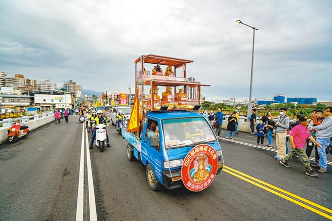 宜蘭橋昨階段性通車，在通車前媽祖遶境隊伍率先通行宜蘭橋。（李忠一攝）