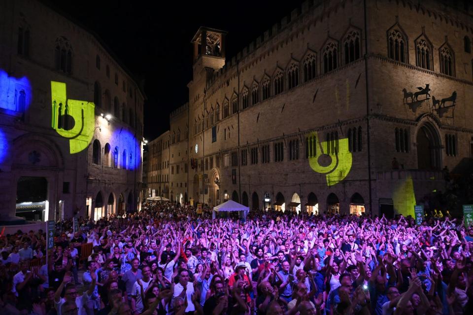 a large crowd of people in front of a building