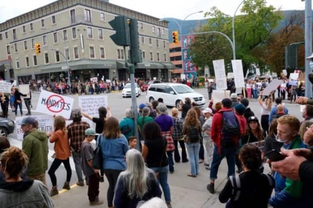 A protest in Nelson against the provincial vaccine card mandate on Sept. 1 drew hundreds. (Bill Metcalfe/ Nelson Star - image credit)