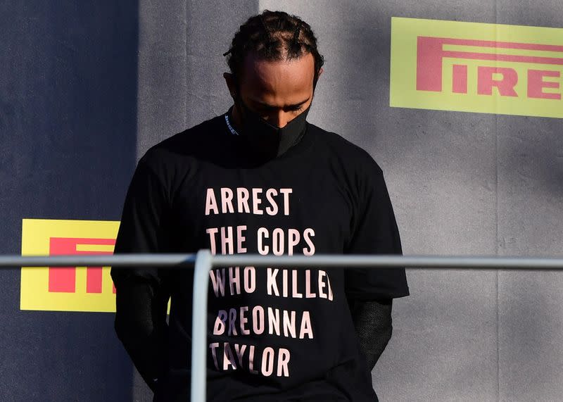 FOTO DE ARCHIVO. El piloto de Mercedes, Lewis Hamilton, usa una camiseta con la cara de Breonna Taylor durante el Gran Premio de Toscana, en el Autódromo Internacional del Mugello, en Italia