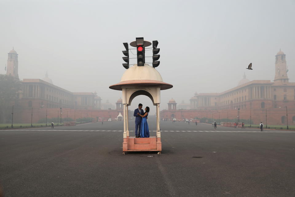 A couple poses during a pre-wedding photo shoot near India's Presidential Palace which is shrouded in smog, in New Delhi, India, November 5, 2021. REUTERS/Anushree Fadnavis     TPX IMAGES OF THE DAY