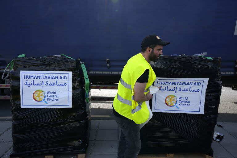 Un miembro de World Central Kitchen prepara un palé con ayuda humanitaria para transportarlo al puerto de Larnaca desde donde será enviado a Gaza, en un almacén cerca de Larnaca, Chipre, el 13 de marzo de 2024. (AP Photo/Petros Karadjias, File)