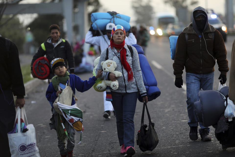 Migrantes centroamericanos que viajan con una caravana hacia Estados Unidos caminan luego de salir de un albergue temporal en Querétaro, México, el domingo 11 de noviembre de 2018. (AP Foto/Rodrigo Abd)