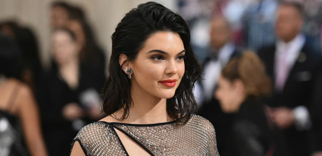 Kendall Jenner Shares Throwback Naked Bathroom Selfie On Instagram And ...