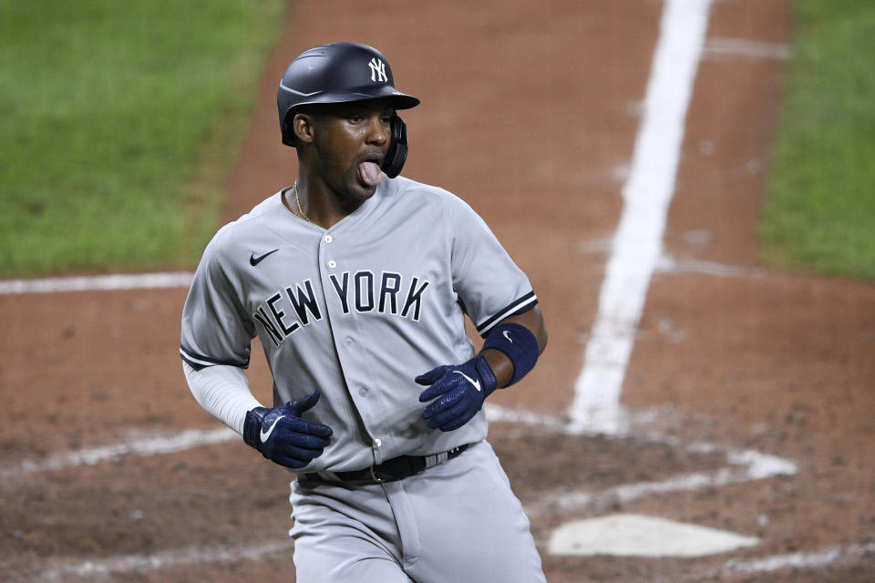 El dominicano Miguel Andújar, de los Yanquis de Nueva York, festeja tras anotar en un sencillo de Clint Frazier en el primer duelo de una doble cartelera ante los Orioles de Baltimore, el viernes 4 de septiembre de 2020 (AP Foto/Nick Wass)