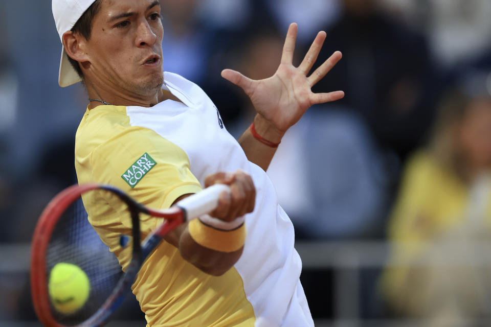 El argentino Sebastián Báez hace una devolución al francés Gael Monfils, el martes 30 de mayo de 2023, en Roland Garos (AP Foto/Aurelien Morissard)