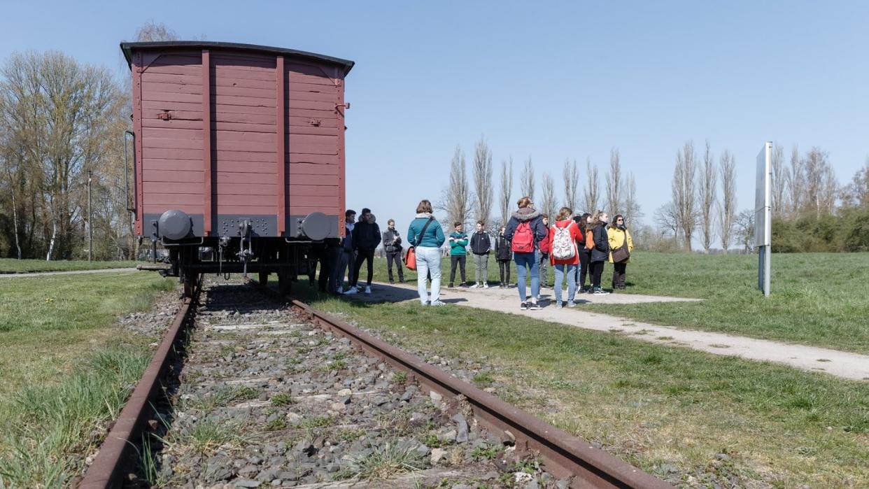 NS-Opfer aus den Niederlanden fordern Entschädigungen für Zugfahrten ins KZ.