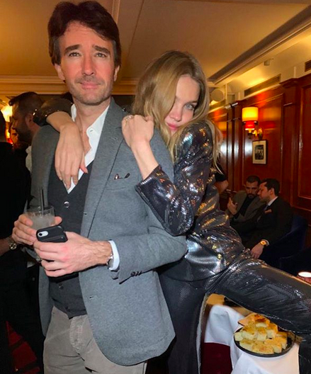 Les sorties publiques d'Antoine Arnault et Natalia Vodianova peuvent se compter sur les doigts de la main. Avec eux, les paparazzis n'ont pas grand chose à se mettre sous la dent, les amoureux se contentant de quelques sorties officielles lors de défilés de mode ou de grands événements. Mais sur les réseaux sociaux, ils sont bien plus visibles. Comme vous pouvez le voir sur le cliché ci-contre, la jeune femme n'hésite pas à mettre en scène son couple sur son compte Instagram, qui réunit tout de même plus de 2,5 millions d'abonnés. De son côté, le directeur général de Berluti et président de Loro Piana, Antoine Arnault, n'est pas en reste et aime publier des clichés de sa femme sur Instagram, où il compte plus de 120 000 abonnés. Un couple dans l'ère du temps. (<em>Instagram @natasupernova</em>)