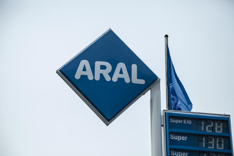<p>Aral ist mit großem Abstand der größte Anbieter von Straßentankstellen in Deutschland. Zwar führt der ADAC unter dem Label “Sonstige” noch 2.962 Tankstellen, allerdings weist Aral die größte Gruppe an Tankstationen auf. (Foto: ddp) </p>