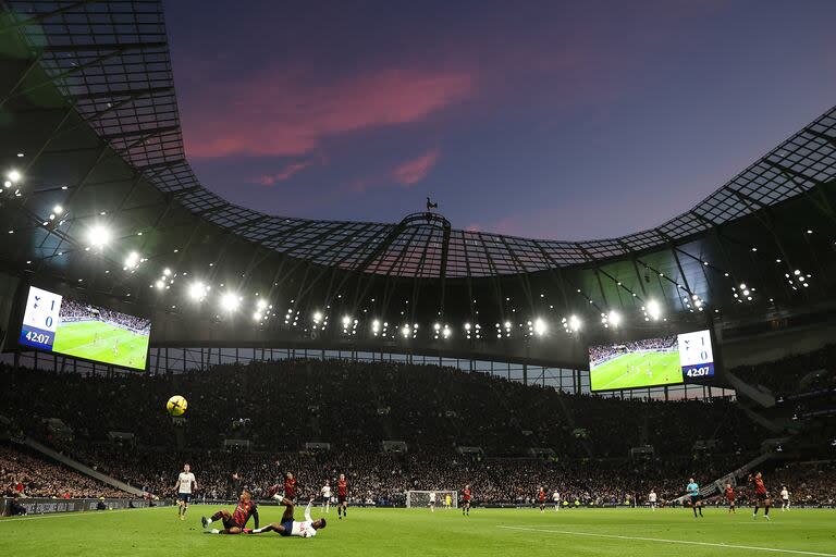 Tottenham Hotspur luce hoy un estadio de primera categoría; fue el club que les marcó el camino a los otros de Inglaterra para resurgir financieramente a través de la Bolsa de Valores de Londres.