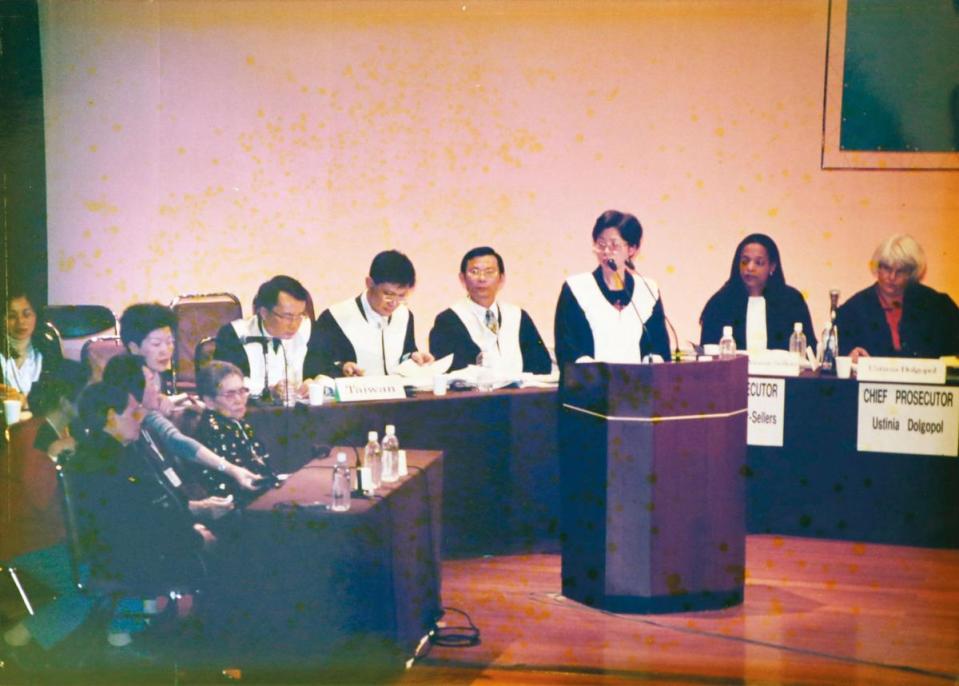 尤美女（右3）2000年時參與「慰安婦」東京大審模擬法庭，她當時扮演檢察官。（尤美女提供）
