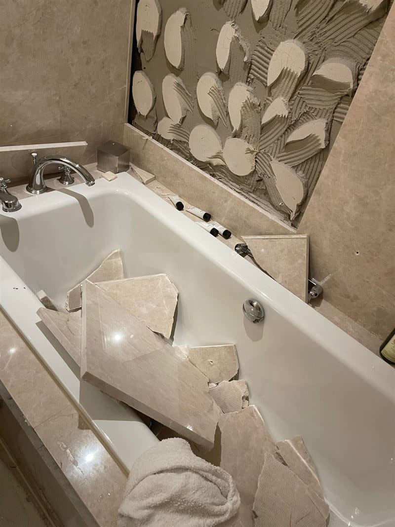 君悅飯店浴室磁磚掉落。（圖／本人提供）