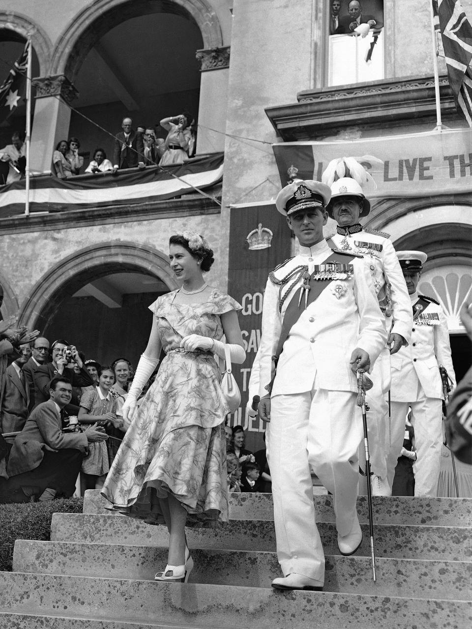 ARCHIVO – La reina Isabel II de Gran Bretaña y el duque de Edimburgo salen de la Cámara de la Asamblea después de que la reina diera un discurso en el Parlamento Colonial de Bermuda, en Bermuda el 25 de noviembre de 1953. (Foto AP, archivo)