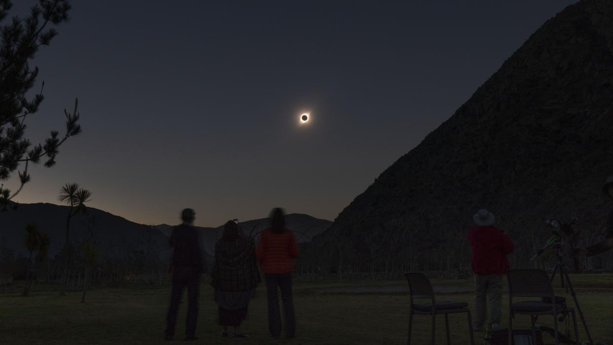  People watch the total solar eclipse from El Molle, Chile, on July 2, 2019. - Tens of thousands of tourists braced Tuesday for a rare total solar eclipse that was expected to turn day into night along a large swath of Latin America's southern cone, including much of Chile and Argentina. . 